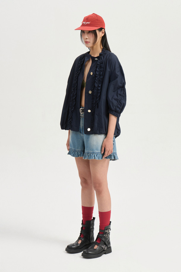 [Re-Order] Hem Frill Back Banding 데님 숏팬츠 (blue)는 여성스러운 스타일의 캐주얼 숏팬츠입니다. 뒷면 밴딩 처리로 편안한 착용감을 제공하며, 프릴 디테일이 돋보입니다. 데님 소재로 제작되었으며, 로고 캔톤, 리벳, 뒷 포켓 스티치 자수, 앞 중심 지퍼 등 섬세한 디테일을 더했습니다. 봄, 여름 시즌에 시원하게 즐겨 입을 수 있습니다.
