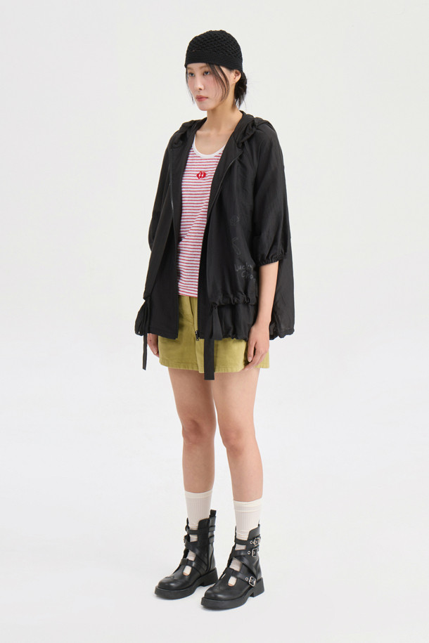 올리브 컬러의 Pleats Point Inside Banding 데님 숏팬츠입니다. 앞 중심 지퍼와 속 허리 밴딩으로 편안한 착용감을 선사하며, 럭키슈에뜨 로고 캔톤으로 포인트를 더했습니다. 포켓 주름 배색 디테일이 돋보이는 캐주얼 스타일로, 봄, 여름 데일리룩에 활용하기 좋습니다.
