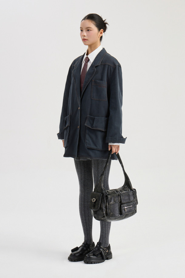 다크 그레이 컬러의 Pocket Point 워싱 데님 재킷입니다. 캐주얼 및 스트릿 스타일을 즐기는 분들께 적합하며, 봄, 가을 시즌에 활용하기 좋습니다. 오버핏으로 제작되어 편안한 착용감을 선사하며, 워싱 가공과 빅 아웃포켓, 턱 디테일이 특징입니다. 데이트룩이나 쇼핑룩에 코디하여 개성 있는 스타일을 연출해보세요. 긴 소매와 버튼 여밈 방식의 레귤러 기장 디자인입니다.
