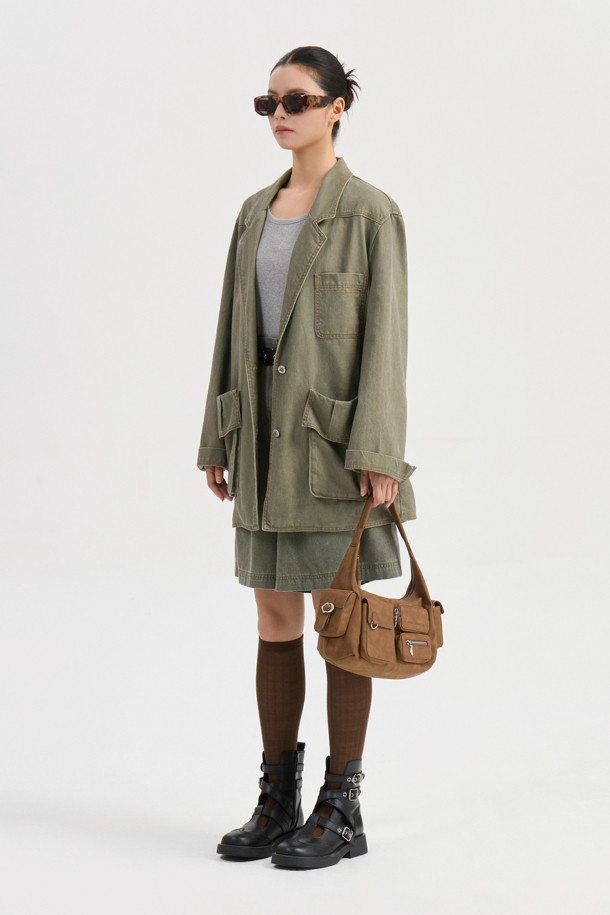 워싱 데님 백 밴딩 쇼츠 (khaki)는 캐주얼한 스타일을 연출하기 좋은 데님 숏팬츠입니다. 봄, 여름 시즌에 적합하며, 유니섹스 디자인으로 누구나 편안하게 착용할 수 있습니다. 톤 다운된 카키 컬러에 무지 패턴으로 어떤 상의와도 잘 어울립니다. 뒷밴딩 처리로 편안한 착용감을 제공하며, 앞 중심 지퍼와 로고 캔톤 장식, 앞 턱 디테일이 더해져 밋밋함을 덜었습니다. 동네 마실룩, 여행룩, 휴가룩 등 다양한 TPO에 활용하여 개성 있는 스타일을 완성해보세요.
