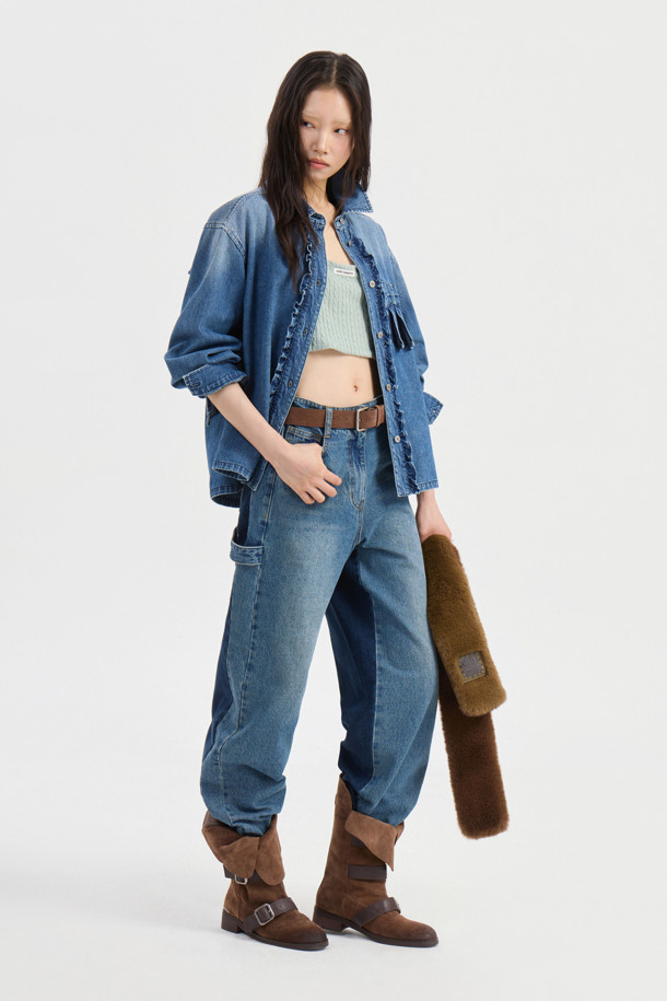 리본 포인트 데님 블라우스 (블루)는 캐주얼한 무드의 여성 의류입니다. 셔츠 칼라에 앞 중심 단추 여밈으로 간편하게 착용할 수 있으며, 가슴 포켓의 리본 디테일이 사랑스러운 포인트를 더합니다. 여유로운 루즈핏에 중간 두께감의 데님 소재로 봄, 가을에 활용하기 좋습니다. 데이트룩, 모임룩 등 다양한 TPO에 맞춰 캐주얼, 클래식, 미니멀 스타일을 연출해보세요. 앞 중심과 뒤 절개선에 프릴 디테일을 더해 은은한 여성스러움을 강조한 블라우스입니다.
