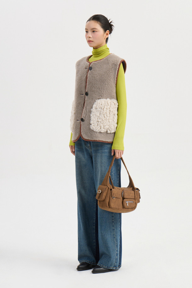 컬러 블록 백 밴딩 데님 팬츠 (블루)는 유니크함과 캐주얼 무드를 동시에 선사하는 여성 데님 팬츠입니다. 앞뒤 다른 워싱 컬러 믹스로 개성 있는 스타일을 연출하며, 밴딩 처리로 편안한 착용감을 제공합니다. 스트레이트 핏으로 다리 라인을 자연스럽게 잡아주며, 봄, 가을 시즌에 적합합니다. 데이트룩, 쇼핑룩 등 다양한 TPO에 활용 가능하며, 캐주얼, 미니멀, 스트리트 스타일을 즐겨 입는 분들께 추천합니다. 로고 캔톤, 리벳, 비죠 디테일이 더해져 밋밋함을 덜었습니다.
