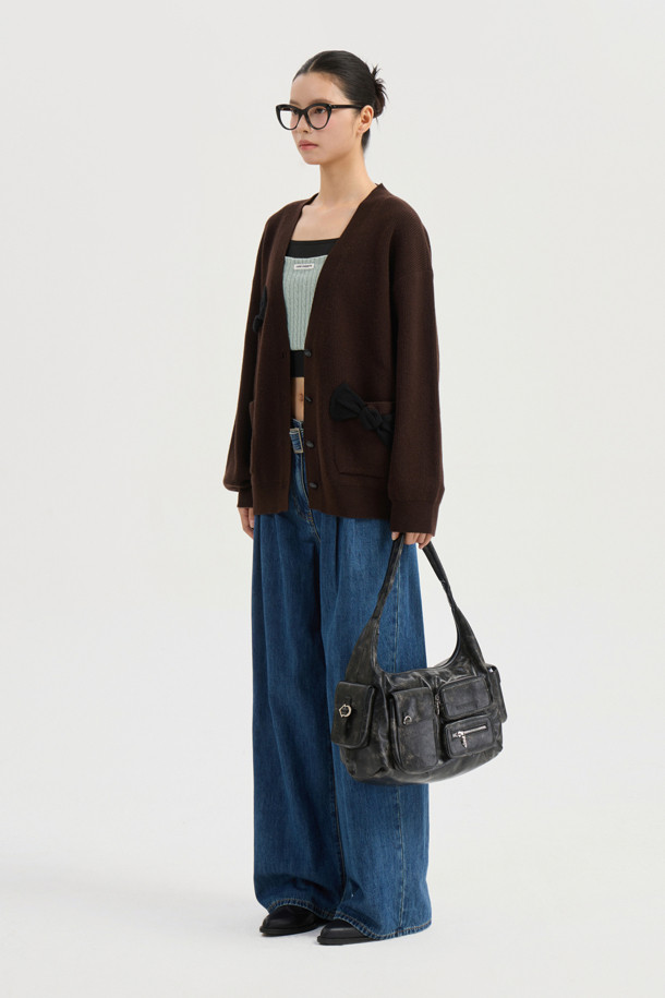 와이드 데님 팬츠 (With Belt)는 여성 고객을 위한 캐주얼 및 스트릿 스타일의 바지입니다. 봄, 가을 계절에 적합하며, 일상용으로 착용하기 좋습니다. 루즈핏의 와이드 실루엣에 벨트가 포함되어 있어 다양한 스타일 연출이 용이합니다. 허리 턱 디테일과 럭키슈에뜨 로고 캔톤, 리벳 디테일이 돋보이며, 맥시 기장으로 다리가 길어 보이는 효과를 줍니다. 무지 디자인의 데님 소재로 제작되어 편안한 착용감을 선사합니다. 
