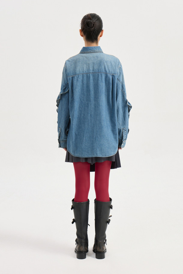 [Re-Order] 프릴 데님 셔츠 블라우스 (블루)는 캐주얼, 미니멀, 클래식 스타일을 모두 아우르는 여성 의류입니다. 봄, 가을에 착용하기 좋으며, 루즈핏의 크롭 기장 디자인으로 시원하고 편안한 착용감을 선사합니다. 차이나 칼라와 긴 소매, 프릴 디테일이 여성스러움을 더하고, 가슴 포켓과 레터링 자수, 앞 중심 단추가 포인트입니다. 데이트룩, 카페룩, 쇼핑룩 등 다양한 TPO에 활용하기 좋은 블루 컬러의 데님 블라우스입니다.
