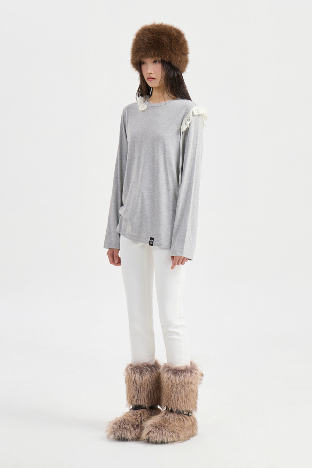 아이보리 컬러의 Back Banding 데님 제깅스 팬츠입니다. 슬림핏으로 떨어지는 긴 기장의 여성용 바지로, 캐주얼, 미니멀, 클래식한 스타일을 연출하기 좋습니다. 뒷밴딩 처리로 편안한 착용감을 선사하며, 앞 중심 지퍼, 로고 캔톤, 리벳 디테일, 뒷포켓 텍스처 등 섬세한 디자인 요소가 돋보입니다. 데님 소재 특유의 신축성 있는 촉감으로 사계절 내내 활용 가능하며, 출근룩으로도 잘 어울립니다. 무지 디자인으로 다양한 상의와 손쉽게 매치할 수 있습니다.
