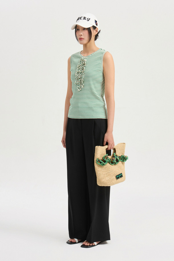 Tuck Point Back Banding Wide Pants (black)는 편안한 착용감을 선사하는 여성용 와이드 팬츠입니다. 앞 중심 지퍼와 턱 디테일로 세련된 포인트를 더했으며, 뒷 포켓 엠블럼 자수와 뒷밴딩 디자인으로 활동성을 높였습니다. 봄, 여름, 가을 3계절 활용 가능한 블랙 컬러의 맥시 기장, 베이직하고 캐주얼한 스타일의 웨어러블 아이템입니다.
