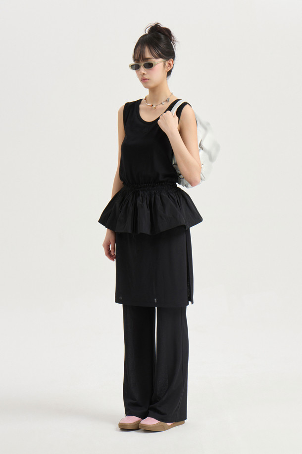 부드러운 저지 소재로 제작된 [Re-Order] Layered Skirt Jersey Banding Pants (black)는 캐주얼한 무드의 여성용 긴바지입니다. 맥시 기장의 부츠컷 디자인에 덧장 H라인 스커트가 레이어드 되어 세련된 스타일을 연출하며, 옆트임 디테일로 활동성을 더했습니다. 허리 밴딩 처리로 편안한 착용감을 제공하며, 사계절 내내 웨어러블하게 즐길 수 있는 아이템입니다.
