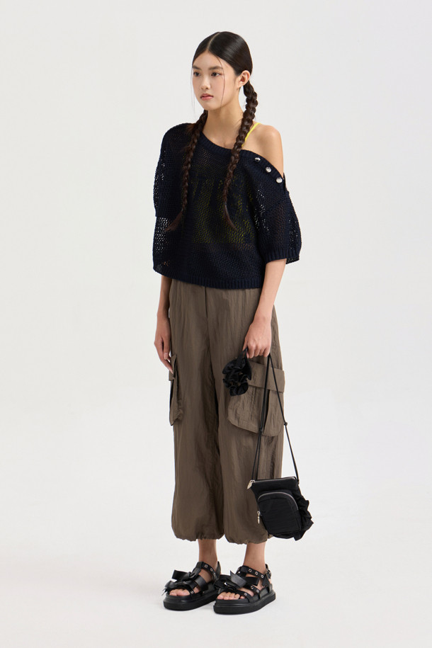 **Pocket Point Back Banding 조거 팬츠 (brown)**는 캐주얼한 스타일의 조거핏 바지로, 편안한 착용감을 선사합니다. 나일론 소재로 제작되어 바스락거리는 촉감이 특징이며, 뒤 허리 밴딩으로 활동성을 높였습니다. 밑단 스트링과 양옆 아웃포켓 디테일로 실용성을 더한 데일리 아이템입니다.
