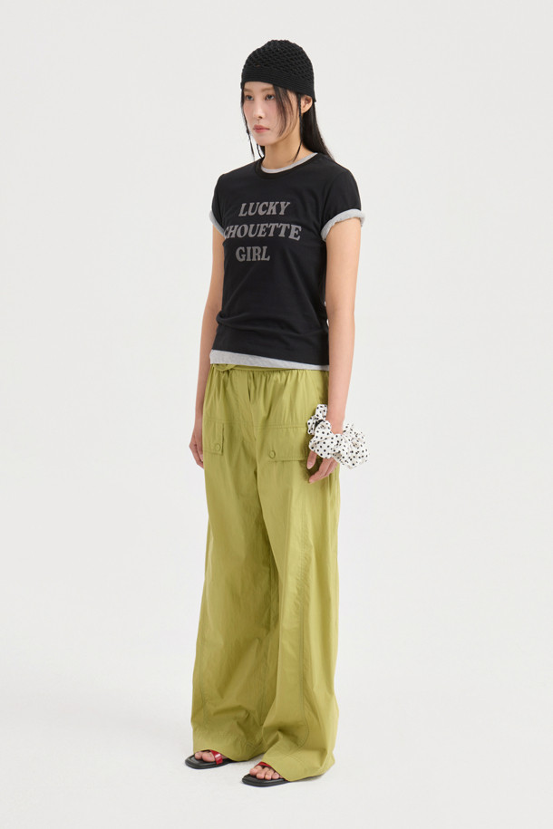 올리브 컬러의 Obi Point Back Banding Pants는 면 혼방 소재의 와이드 팬츠로, 봄, 여름에 시원하게 착용하기 좋습니다. 허리 덧장 디테일과 뒷밴딩으로 편안함을 더했으며, 루즈 핏과 맥시 기장으로 캐주얼한 스타일을 연출합니다. 데일리룩에 활용하기 좋은 무지 디자인의 와이드 팬츠입니다.
