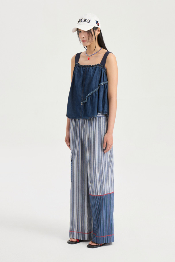 Stripe Mix Banding Pants (blue)는 시원한 여름을 위한 여성 와이드 팬츠입니다. 부드러운 면 소재에 서로 다른 스트라이프 패턴을 믹스하여 캐주얼한 스타일을 연출하며, 밴딩 허리 디자인으로 편안한 착용감을 선사합니다. 블루 컬러에 컬러 배색 스티치와 포켓 디테일이 더해져 디자인의 완성도를 높인 루즈핏 긴바지입니다.
