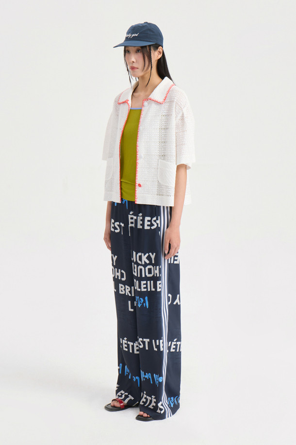다크 네이비 컬러의 Side Coloring Print Banding Pants는 시원한 폴리에스터 소재로 제작되어 여름철에도 쾌적하게 착용할 수 있습니다. 와이드 핏으로 편안함을 강조하며, 옆라인 스트라이프 배색과 럭키슈에뜨 레터링 프린트가 캐주얼한 스타일을 연출합니다. 맥시 기장의 와이드 팬츠로, 밴딩 처리되어 활동성 또한 높습니다.
