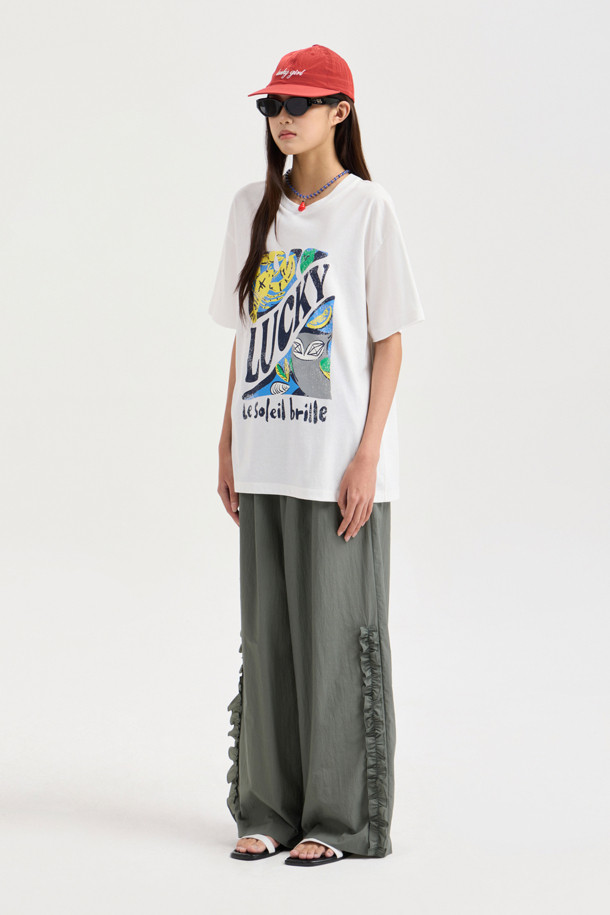 Frill Point Banding Pants (khaki)는 캐주얼한 스타일의 와이드 핏 팬츠입니다. 나일론 소재로 제작되었으며, 양옆 언밸런스 셔링 디테일과 워싱 가공으로 독특한 디자인을 더했습니다. 맥시 기장의 와이드 팬츠로, 허리 밴딩 처리되어 편안하게 착용할 수 있습니다.
