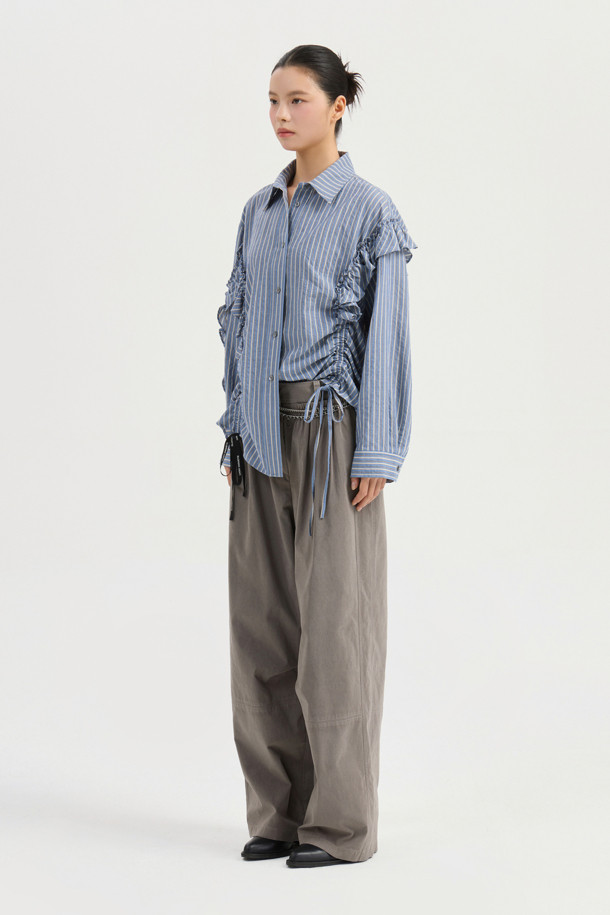 셔링 포인트 백 밴딩 코튼 팬츠 (카키)는 부드러운 면 소재로 제작되어 편안한 착용감을 선사합니다. 뒷밴딩 처리로 허리 부분의 편안함을 더했으며, 셔링 디테일로 포인트를 주어 캐주얼한 무드를 연출합니다. 와이드핏과 맥시 기장으로 다리가 길어 보이는 효과를 주며, 앞 중심 지퍼로 깔끔한 마무리를 더했습니다. 봄, 여름, 가을 계절에 동네 마실룩이나 산책룩 등 편안한 일상 스타일을 완성하기 좋습니다.
