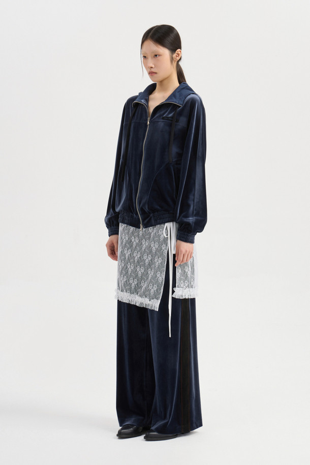 [Re-Order] 사이드 컬러웨이 벨벳 밴딩 팬츠 (블루)는 부드러운 벨벳 소재로 제작되어 포근한 착용감을 선사하는 유니섹스 와이드 핏 팬츠입니다. 가을, 겨울 시즌에 어울리는 두꺼운 두께감과 맥시 기장으로, 캐주얼 및 스트릿 스타일을 연출하기 좋습니다. 허리 밴딩으로 편안함을 더했으며, 사이드 배색 디테일과 컬러 스티치, 뒷 포켓으로 포인트를 더했습니다. 데일리룩, 집콕룩, 동네 마실룩 등 다양한 TPO에 활용할 수 있는 웨어러블한 디자인이 특징입니다. 루즈핏으로 편안하게 즐길 수 있는 아이템입니다.
