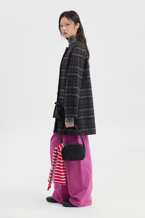 [Re-Order] 컬러 포인트 코듀로이 팬츠 (핑크)는 여성용 코듀로이 팬츠로, 가을과 겨울에 따뜻하게 입을 수 있습니다. 핑크 컬러의 무지 디자인에 테이퍼드 핏으로, 빈티지하면서도 캐주얼한 스타일을 연출합니다. 맥시 기장의 두꺼운 코듀로이 소재로 제작되었으며, 앞 중심 지퍼, 로고 캔톤, 리벳 장식, 뒤 포켓 자수 디테일이 특징입니다. 데이트룩, 모임룩 등 다양한 TPO에 활용 가능하며, 캐주얼, 클래식, 레트로 스타일을 즐기는 분들께 추천합니다.
