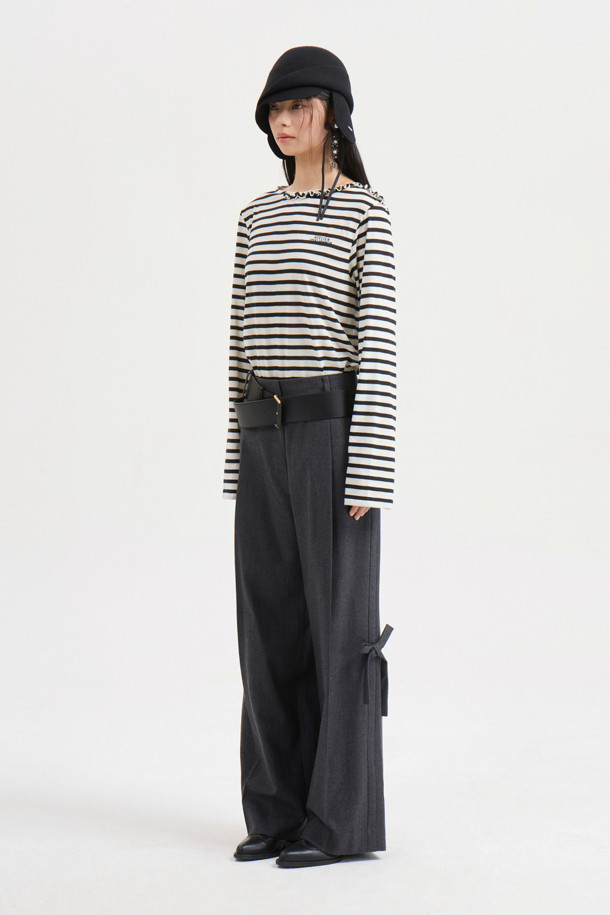 멜란지 그레이 컬러의 리본 포인트 울 와이드 팬츠는 가을, 겨울 시즌에 어울리는 여성 의류입니다. 넉넉한 와이드 핏과 두꺼운 두께감으로 포근하고 클래식한 스타일을 연출합니다. 허리 안쪽 배색과 턱 디테일이 특징이며, 리본 디테일로 여성스러움을 더했습니다. 지퍼 클로징으로 깔끔하게 마무리하며, 오피스룩, 모임룩, 겨울 데일리룩 등 다양한 TPO에 활용할 수 있습니다. 미니멀, 클래식 스타일을 즐기는 분들께 웨어러블한 아이템입니다.
