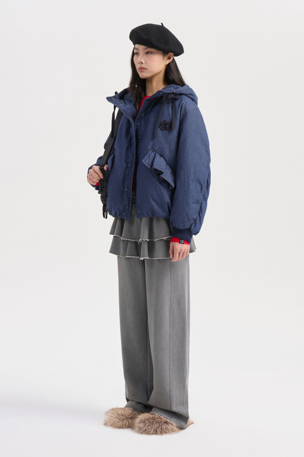 레이어드 스커트 져지 밴딩 팬츠 (그레이)는 캐주얼하고 미니멀한 스타일을 연출하는 여성 의류입니다. 부드러운 쮸리 소재로 제작되어 편안한 착용감을 선사하며, 봄, 가을에 적합합니다. 루즈핏의 긴 기장 바지로, 일상복뿐만 아니라 여행룩, 산책룩으로도 활용하기 좋습니다. 미니 스커트가 레이어드된 디자인과 허리 레터링 자수, 프릴 디테일이 포인트이며, 밴딩 처리로 편안함을 더했습니다. 여유 있는 핏으로 활동성을 높인 실용적인 아이템입니다.
