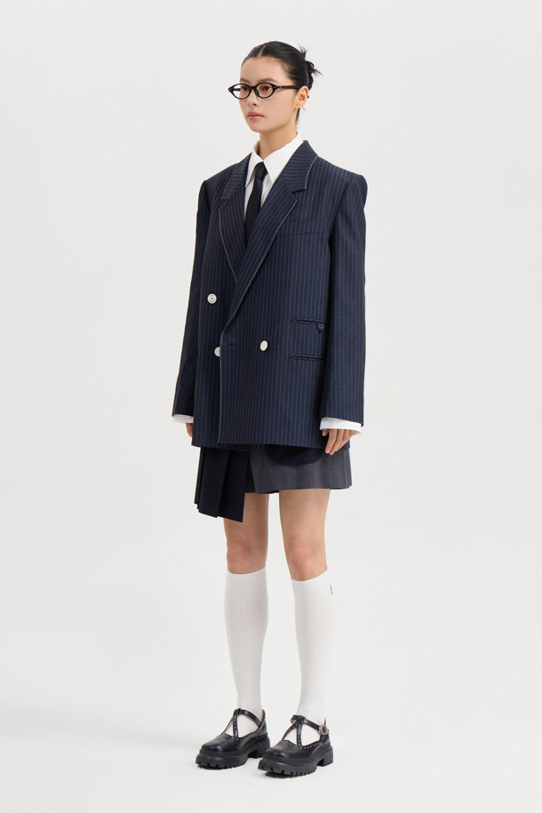 마테리얼 믹스 플리츠 쇼츠 (다크 네이비)는 유니크하면서도 클래식한 무드를 자아내는 여성 숏팬츠입니다. 부드러운 폴리에스터와 레이온 소재를 믹스하여 편안한 착용감을 선사하며, 무릎 위 기장의 A라인 핏으로 다리가 길어 보이는 효과를 줍니다. 스커트처럼 보이는 플리츠 디테일과 입체 포켓 디자인이 특징이며, 데이트룩, 카페룩, 모임룩 등 다양한 TPO에 맞춰 클래식, 미니멀, 걸리시 스타일을 연출할 수 있습니다. 간절기에 활용하기 좋은 아이템입니다.
