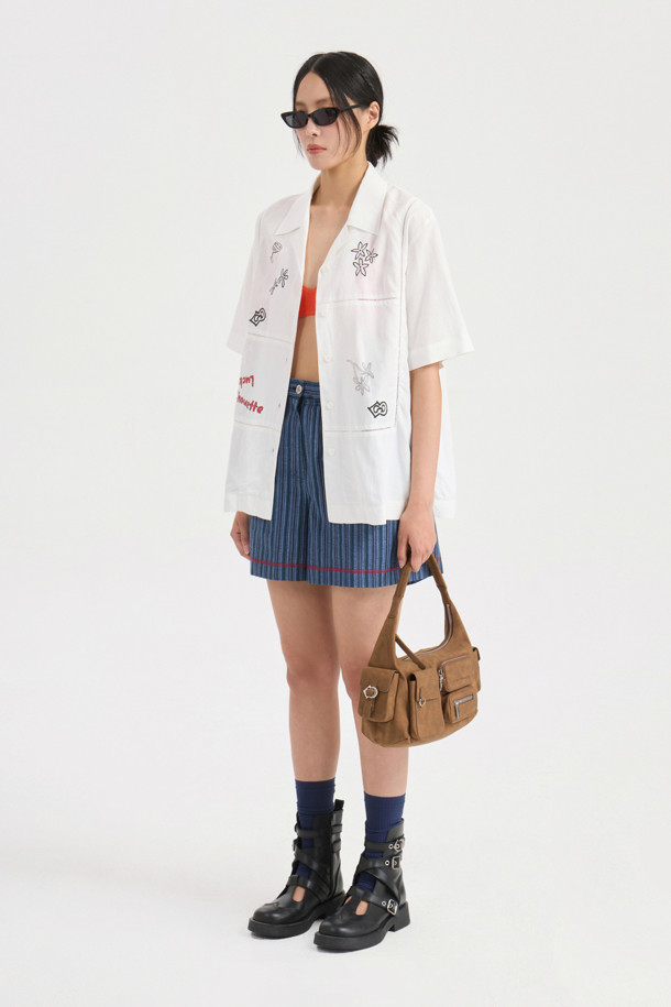 다크 네이비 컬러의 Stripe Inside Banding Shorts는 여름철 시원하게 입기 좋은 여성 숏팬츠입니다. 부드러운 면 소재에 허리 속 밴딩 처리로 편안한 착용감을 제공하며, 컬러 배색 스티치와 스트라이프 패턴이 캐주얼한 스타일을 연출합니다. 레귤러핏으로 제작되어 어떤 상의에도 잘 어울리는 데일리 아이템입니다.
