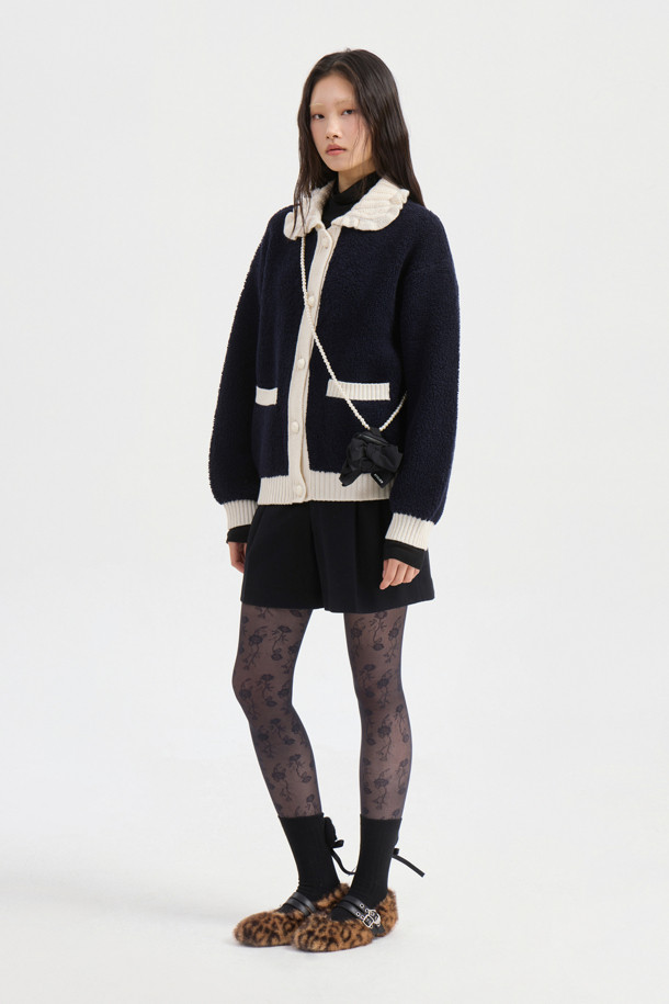 Tuck Point 솔리드 쇼츠 (블랙)는 여성들을 위한 숏팬츠입니다. 울 혼방 소재로 제작되어 봄, 여름에 시원하게 착용할 수 있으며, 루즈핏으로 편안한 착용감을 선사합니다. 미니멀, 클래식, 시크 스타일을 연출하기 좋으며 데이트룩, 모임룩에 적합합니다. 앞 중심 지퍼, 턱 디테일, 뒤 포켓 레터링 자수, 허리 안쪽 배색 디테일로 포인트를 더했습니다. 여유있는 핏으로 트렌디한 스타일을 완성해보세요.
