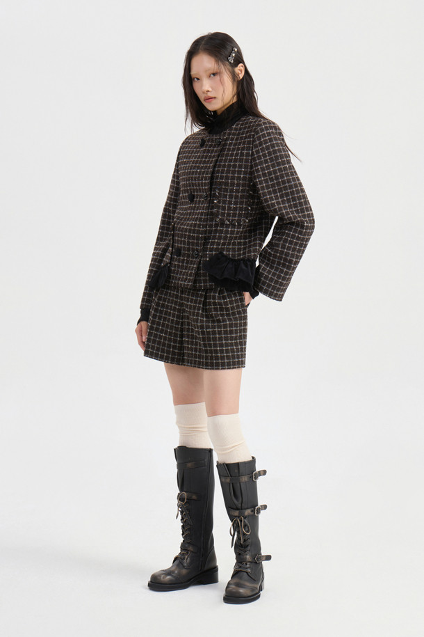 "턱 포인트 솔리드 쇼츠"는 봄, 여름 시즌에 어울리는 여성용 반바지입니다. 멀티 컬러 체크 패턴과 루즈핏으로 클래식하면서도 베이직한 스타일을 연출합니다. 울 소재로 제작되어 고급스러운 느낌을 주며, 허리 안쪽 배색과 뒤 포켓 레터링 자수가 돋보입니다. 앞 중심 지퍼, 턱 디테일이 있으며, 여유있는 핏으로 편안하게 착용 가능합니다. 데이트룩, 모임룩, 비즈니스 캐주얼에 적합하며, 미니멀하고 시크한 스타일을 완성합니다.
