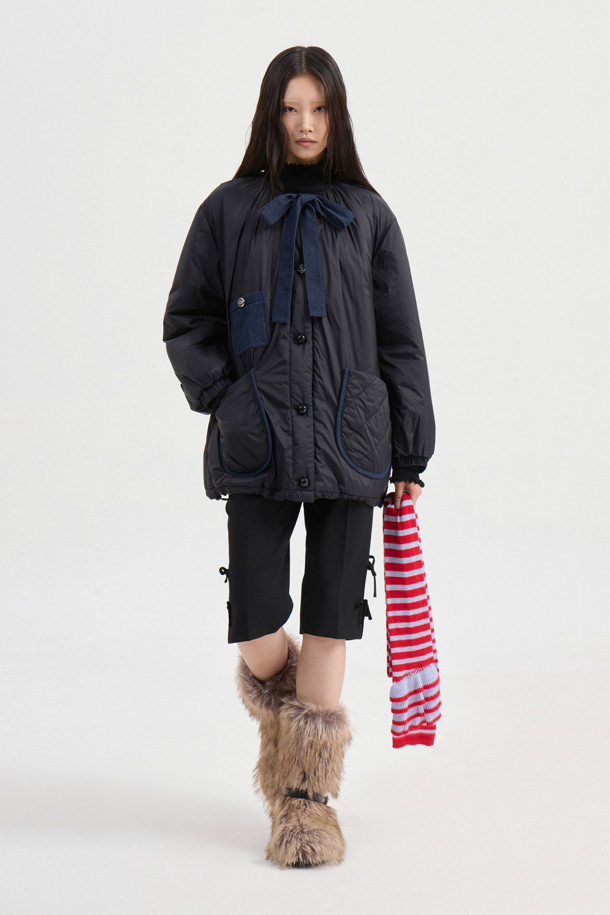 리본 포인트 카프리 쇼츠는 여성용 5부 기장의 슬림핏 버뮤다 숏 팬츠입니다. 일상룩, 데이트룩, 여행룩에 모두 잘 어울리는 캐주얼 스타일의 블랙 색상 반바지로, 사이드 슬릿과 앞 중심 지퍼 디테일이 특징입니다. 벨벳 리본으로 포인트를 주어 미니멀하면서도 클래식한 무드를 연출합니다. 봄, 여름 시즌에 시원하게 착용하기 좋으며, 다양한 상의와 매치하여 스타일리시한 룩을 완성할 수 있습니다.
