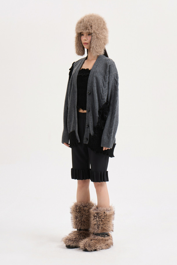 [Atelier] 바이커 밴딩 쇼츠 (블랙)는 여성들을 위한 일상복으로, 여름철 시원하게 착용할 수 있는 숏 기장의 바이커 쇼츠입니다. 부드러운 스판덱스 소재로 제작되어 슬림핏을 연출하며, 허리 밴딩과 밑단 턱 디테일, 옆라인 지퍼 디테일로 편안함과 스타일을 동시에 잡았습니다. 허리 레터링 포인트가 특징이며, 캐주얼, 스트릿, 스포티한 스타일을 모두 소화할 수 있습니다. 동네 마실룩, 피트니스룩, 바캉스룩 등 다양한 TPO에 레이어드하여 개성 있는 연출이 가능합니다.
