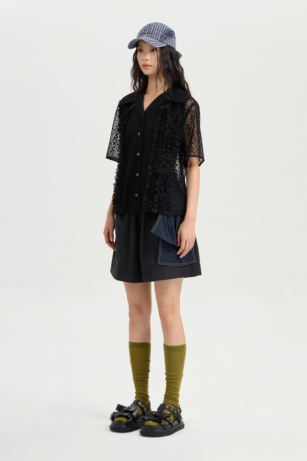 레이스 프릴 반소매 블라우스 (블랙)는 여성스러운 매력을 강조하는 블라우스입니다. 클래식하고 페미닌한 스타일로, 데이트룩, 카페룩, 모임룩에 잘 어울립니다. 얇은 두께의 블랙 컬러 레이스 소재로 제작되어 시원하고 은은한 분위기를 연출합니다. V넥 라인과 일자핏 디자인으로, 프릴 디테일과 러플 장식이 더해져 로맨틱한 무드를 선사합니다. 앞면 버튼 여밈으로 간편하게 착용할 수 있습니다.
