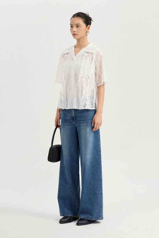 레이스 프릴 하프 슬리브 블라우스 (화이트)는 여성스러운 무드를 연출하는 블라우스입니다. 봄, 여름 시즌에 어울리는 일자핏 블라우스로, 클래식 스타일을 선호하는 분들께 추천합니다. 은은한 레이스 조직과 러플 장식, 브이넥 디자인이 특징이며, 앞 중심 단추 여밈으로 간편하게 착용할 수 있습니다. 데이트룩, 카페룩, 모임룩 등 다양한 TPO에 활용 가능하며, 미니멀, 로맨틱 스타일을 즐기는 분들께도 잘 어울립니다.
