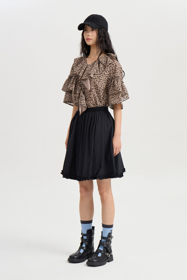 **Ruffle Point Leopard 블라우스 (브라운)**

페미닌하고 클래식한 무드를 연출하는 Ruffle Point Leopard 블라우스입니다. 브라운 컬러의 레오파드(호피) 패턴이 특징이며, 봄, 여름, 가을 계절에 활용하기 좋습니다. 루즈핏으로 편안하게 착용 가능하며, 비대칭 네크라인과 긴소매, 소매 셔링, 볼륨감있는 디자인이 돋보입니다. 뒷넥 단추 여밈으로 간편하게 탈착용할 수 있으며, 데이트룩, 카페룩, 모임룩 등 다양한 TPO에 맞춰 클래식, 로맨틱, 미니멀 스타일을 연출해보세요.
