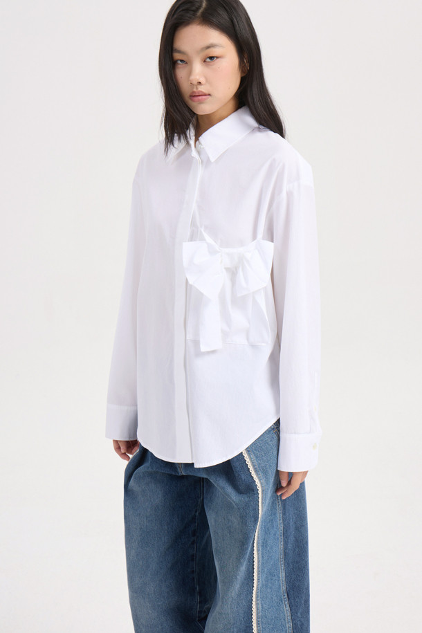 리본 포인트 스트라이프 셔츠 블라우스 (블루)는 여성스러운 무드와 캐주얼함을 동시에 연출하는 셔츠 블라우스입니다. 봄, 여름, 가을 계절에 활용하기 좋은 얇은 두께감으로, 오버핏 실루엣과 긴 소매가 편안하면서도 스타일리시한 핏을 선사합니다. 블루와 화이트 컬러의 스트라이프 패턴이 시원하고 산뜻한 느낌을 주며, 카라넥과 앞 중심 단추 여밈으로 깔끔한 디자인을 완성합니다. 빅 리본 장식과 포켓 디테일이 페미닌한 포인트를 더해 데이트룩, 모임룩 등 다양한 TPO에 활용 가능하며, 캐주얼, 미니멀, 로맨틱 스타일을 모두 소화할 수 있습니다.
