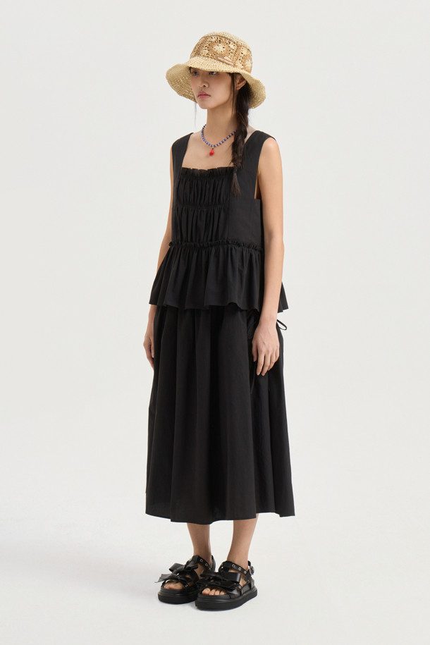 "Back Lettering Strap Shirring Top Blouse (black)"는 시원한 여름을 위한 여성용 민소매 블라우스입니다. 무지 패턴의 블랙 컬러에 스퀘어넥 디자인과 셔링 & 티어드 디테일, 미디 길이로 캐주얼한 스타일을 연출합니다. 얇은 두께감과 루즈핏으로 편안하게 착용 가능하며, A라인 치마 타입입니다.
