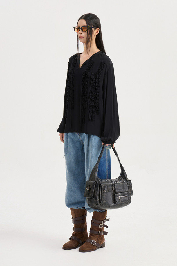 프릴 포인트 라운드 넥 블라우스 (블랙)는 여성스러운 무드를 연출하는 상의입니다. 부드럽게 찰랑거리는 레이온 소재로 제작되어 편안한 착용감을 선사하며, 봄, 여름 시즌에 활용하기 좋습니다. 라운드 넥과 긴 소매, 루즈핏 디자인으로 편안하면서도 스타일리시하게 연출할 수 있습니다. 어깨 셔링과 프릴 포인트, 네크 끈 디테일이 더해져 유니크하면서도 클래식한 분위기를 자아냅니다. 데이트룩, 카페룩, 모임룩 등 다양한 TPO에 활용하여 로맨틱하고 미니멀한 스타일을 완성해보세요.
