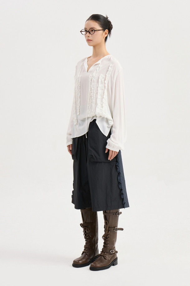 프릴 포인트 라운드 넥 블라우스 (아이보리)는 여성스러운 분위기를 연출하는 블라우스입니다. 부드러운 레이온 소재로 제작되어 편안한 착용감을 선사하며, 라운드넥 디자인과 어깨 셔링 디테일이 특징입니다. 좌우 언밸런스 프릴과 네크 끈 디테일이 더해져 유니크하면서도 클래식한 무드를 자아냅니다. 루즈핏으로 제작되어 편안하게 착용 가능하며, 데이트룩, 카페룩, 모임룩 등 다양한 TPO에 활용하기 좋습니다. 봄, 여름 시즌에 어울리는 얇은 두께감과 긴 소매 기장으로, 로맨틱, 미니멀 스타일을 즐겨 입는 분들께 추천합니다.
