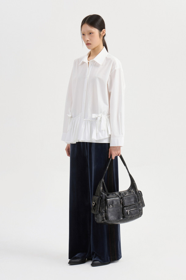 프릴 헴 셔츠 타입 블라우스 (아이보리)는 부드러운 면 소재로 제작되어 봄, 여름에 시원하게 착용할 수 있습니다. 카라넥에 루즈핏 디자인으로 클래식하면서도 캐주얼한 무드를 연출하며, 은은한 아이보리 컬러가 어떤 하의와도 잘 어울립니다. 밑단 프릴과 리본, 러플 디테일이 여성스러운 포인트를 더하고, 바이오 워싱 처리로 부드러운 촉감을 선사합니다. 데이트룩, 카페룩, 봄 소풍룩 등 다양한 TPO에 활용 가능하며, 단추 디테일로 세련됨을 더했습니다.
