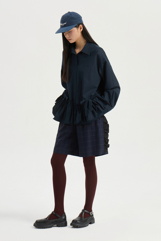 프릴 헴 셔츠 타입 블라우스 (다크 네이비)는 부드러운 코튼 소재로 제작되어 봄, 가을에 착용하기 좋은 여성 블라우스입니다. 셔츠 칼라와 루즈핏 디자인으로 클래식하면서도 캐주얼한 분위기를 연출하며, 무지 패턴에 프릴 헴라인 디테일과 리본 디테일이 여성스러운 포인트를 더합니다. 앞 중심 폴리 단추와 바이오 워싱 처리를 통해 편안한 착용감을 선사하며, 데이트룩, 카페룩, 오피스룩 등 다양한 TPO에 활용 가능합니다. 미니멀, 캐주얼 스타일을 선호하는 분들께 추천합니다. 긴 소매 기장으로 간절기 날씨에 적합하며, 다크 네이비 컬러는 세련된 느낌을 줍니다.
