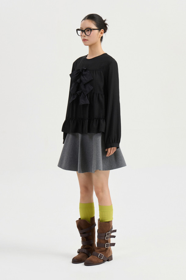 리본 포인트 칼라리스 블라우스 (블랙)는 페미닌하고 클래식한 무드를 연출하는 여성 상의입니다. 텐셀 혼방 소재로 제작되어 부드러운 촉감을 선사하며, 봄, 가을 시즌에 착용하기 좋습니다. 라운드 넥 라인과 루즈핏으로 편안한 착용감을 제공하며, 뒷넥 단추, 셔링, 밑단 프릴 등의 디테일이 돋보입니다. 데이트룩, 오피스룩, 모임룩 등 다양한 TPO에 활용할 수 있으며, 클래식, 미니멀, 로맨틱 스타일을 즐기는 분들께 추천합니다. (*마찰이나 습기에 의한 이염에 주의*)
