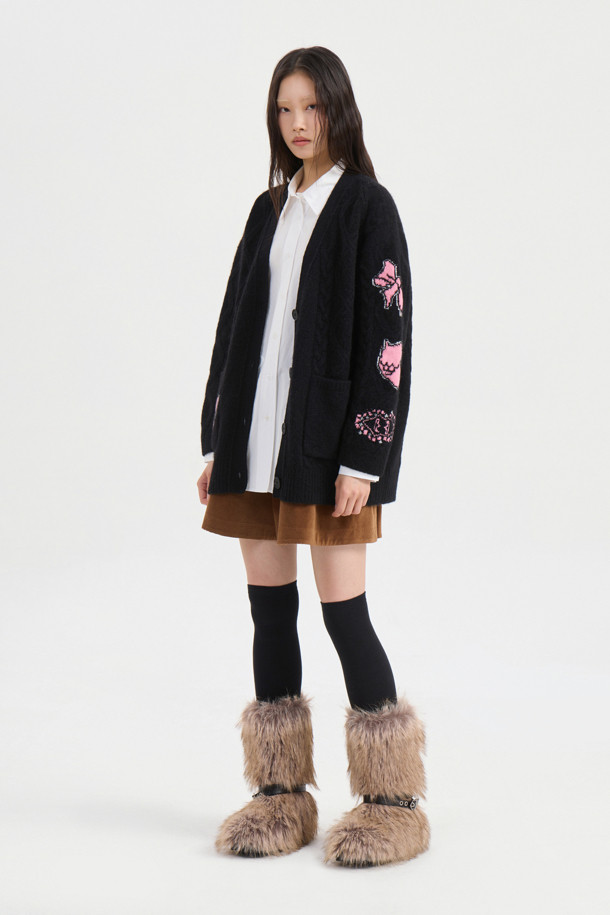 "Embroidery Point Shirt Blouse (화이트)"는 여성스러운 무드를 연출하는 화이트 컬러의 셔츠/블라우스입니다. 차이나칼라와 긴 소매, 루즈핏 디자인으로 편안하면서도 세련된 스타일을 완성합니다. 앞 중심 버튼으로 간편하게 착용 가능하며, LC 레터링 자수와 리본 자수 디테일이 돋보입니다. 데이트룩, 출근룩 등 다양한 TPO에 활용 가능하며, 클래식, 미니멀, 로맨틱 스타일을 즐기는 분들께 추천합니다. 사계절 내내 활용 가능한 베이직한 디자인으로, 자수 패턴이 포인트가 되어 밋밋함을 덜어줍니다.
