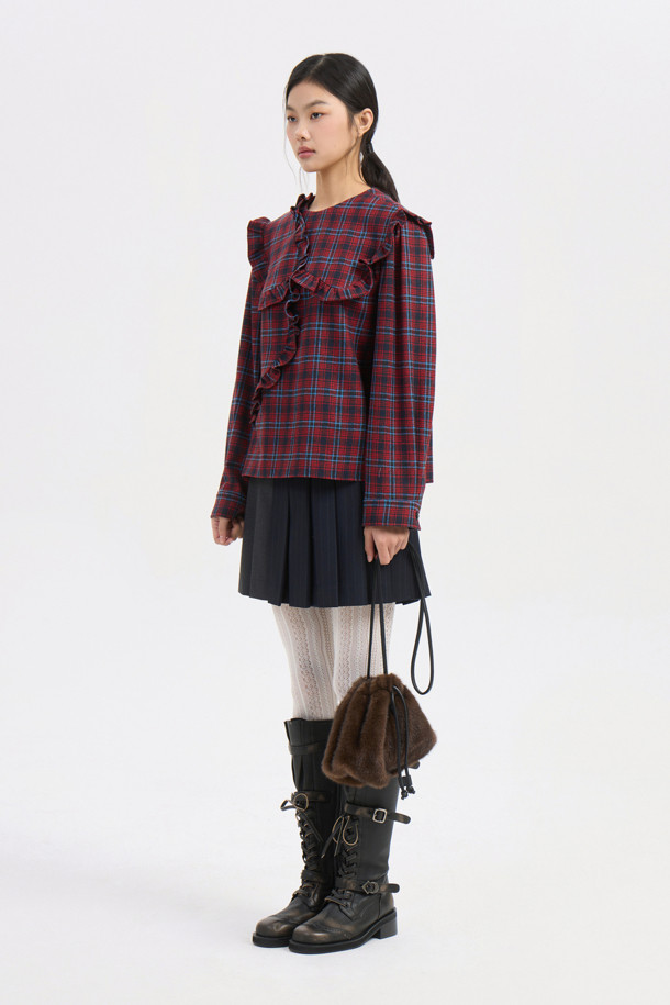 프릴 포인트 체크 블라우스 (레드)는 여성스러운 무드를 연출하는 클래식 스타일의 상의입니다. 따뜻한 촉감과 세미 A라인 핏으로 편안하게 착용 가능하며, 가을과 겨울에 어울리는 아이템입니다. 라운드넥 디자인에 프릴 디테일이 더해져 로맨틱한 분위기를 더하고, 뒷 넥 단추 클로징으로 깔끔하게 마감되었습니다. 체크 패턴과 긴 소매 기장으로 클래식하면서도 세련된 스타일을 완성해 데이트룩, 모임룩, 소개팅룩에 활용하기 좋습니다. 마찰에 의해 필링이 발생할 수 있으므로 착용 시 주의 바랍니다.
