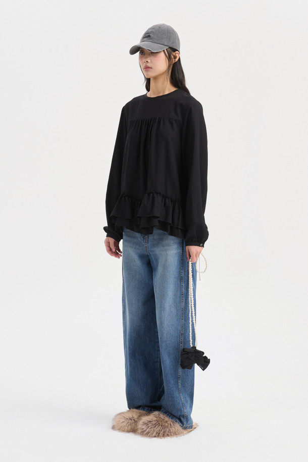 Hem Frii 라운드 넥 블라우스 (블랙)는 여성스러운 라인을 살려주는 레귤러핏 블라우스입니다. 부드러운 레이온과 나일론 혼방 소재로 제작되어 편안한 착용감을 선사하며, 봄, 여름, 가을 세 계절 모두 활용 가능합니다. 라운드넥 디자인에 긴 소매, 뒷넥 단추 여밈, 밑단 덧장 디테일이 더해져 미니멀하면서도 시크한 무드를 연출합니다. 출근룩, 오피스룩, 모임룩 등 다양한 TPO에 클래식, 미니멀, 시크 스타일로 매치하여 세련된 스타일을 완성해 보세요. 무지 디자인의 블랙 컬러로 어떤 하의와도 쉽게 코디할 수 있습니다.
