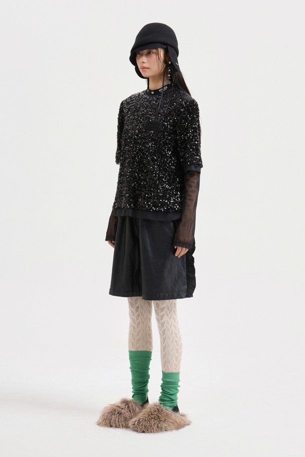 [Atelier] 스팽글 하프 슬리브 블라우스 (블랙)는 여성 의류 상의, 블라우스 카테고리에 속합니다. 클래식하고 유니크한 스타일을 연출하며, 사계절 내내 착용 가능합니다. 벨벳 소재에 실버 스팽글 장식이 더해져 화려함을 더하고, 뒤 단추 여밈과 가슴 니트 장식이 특징입니다. 일자핏 크롭 기장의 반소매 블라우스로, 데이트룩, 파티룩, 연말 모임룩은 물론 시크하고 미니멀한 스타일을 완성합니다. 안감은 스트레치 소재로 편안한 착용감을 선사합니다.
