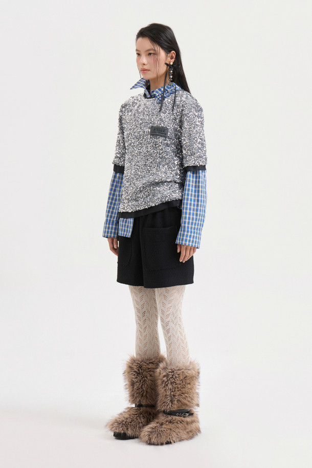 [Atelier] 스팽글 하프 슬리브 블라우스 (실버)는 여성 고객을 위한 블라우스입니다. 벨벳 소재에 실버 컬러의 스팽글 장식이 더해져 화려하면서도 유니크한 스타일을 연출합니다. 반소매 기장의 일자핏 블라우스로, 뒤 단추 여밈과 네크라인, 소매단, 밑단의 시어 배색이 특징입니다. 가슴 부분의 니트 장식이 포인트로, 파티룩, 연말 모임룩, 모임룩 등 TPO에 활용 가능하며, 클래식, 시크, 미니멀 스타일을 선호하는 고객에게 추천합니다.
