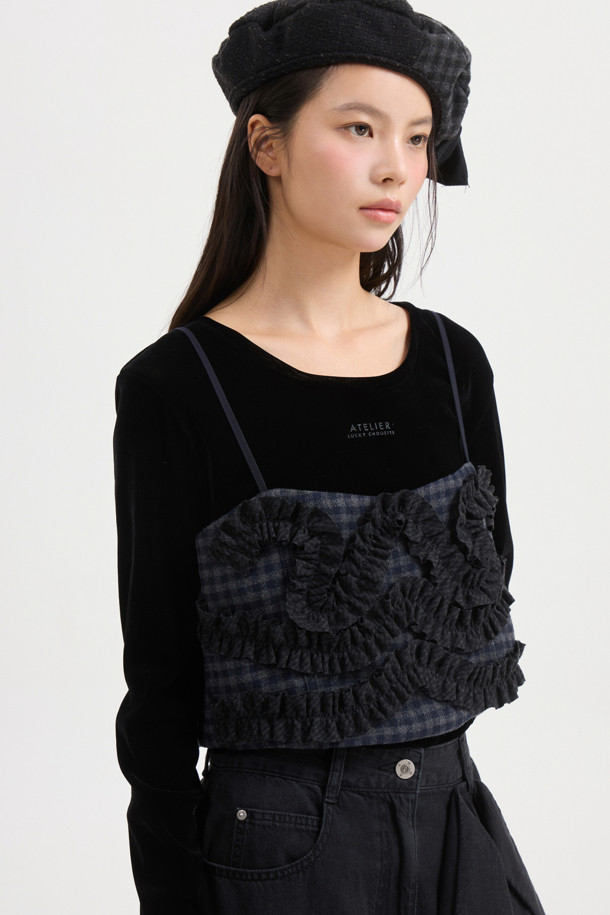 [Atelier] 러플 포인트 체크 탑 블라우스 (멀티 컬러)는 가을, 겨울 시즌에 어울리는 여성 블라우스입니다. 울 소재 50% 함유로 부드러운 촉감을 자랑하며, 두꺼운 두께감으로 따뜻하게 착용할 수 있습니다. 클래식하고 유니크한 스타일의 멀티 컬러 체크 패턴과 스퀘어넥 디자인, 크롭 기장이 특징입니다. 긴 소매와 프릴 디테일, 뒤트임으로 포인트를 더했으며, 레귤러 핏으로 편안하게 착용 가능합니다. 데이트룩, 모임룩, 가을 나들이룩에 어울리는 스타일로, 미니멀, 시크한 분위기를 연출할 수 있습니다.
