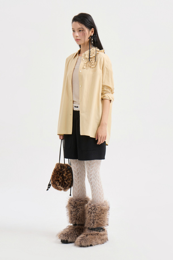 [Atelier] 프릴 포인트 셔츠 타입 블라우스 (베이지)는 캐주얼, 클래식, 로맨틱 스타일을 아우르는 여성 블라우스입니다. 베이지 컬러에 스탠다드 핏과 긴소매 디자인으로, 봄, 가을에 활용하기 좋습니다. 앞 중심 단추, 프릴 디테일, 가슴 레터링 자수가 포인트이며, 오픈 클로징 방식으로 편안하게 착용할 수 있습니다. 데이트룩, 카페룩, 모임룩 등 다양한 TPO에 잘 어울리는 아이템입니다. 프릴 넥 라인이 여성스러운 분위기를 더합니다.
