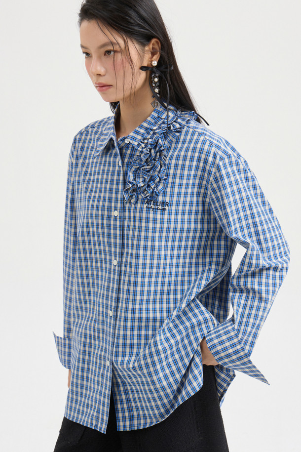[Atelier] 프릴 포인트 셔츠 타입 블라우스 (블루)는 여성스러운 매력을 더해주는 블라우스입니다. 산뜻한 블루 컬러에 체크 패턴이 더해져 캐주얼하면서도 우아한 분위기를 연출합니다. 네크라인의 프릴 디테일과 가슴 부분의 레터링 자수 포인트가 돋보이며, 앞 중심 단추 여밈으로 편안하게 착용할 수 있습니다. 봄, 여름 시즌 데이트룩, 카페룩, 봄 소풍룩 등 다양한 TPO에 맞춰 클래식하고 로맨틱한 스타일을 완성해보세요. 긴 소매의 스탠다드핏 블라우스로, 레귤러 기장으로 제작되었습니다.

