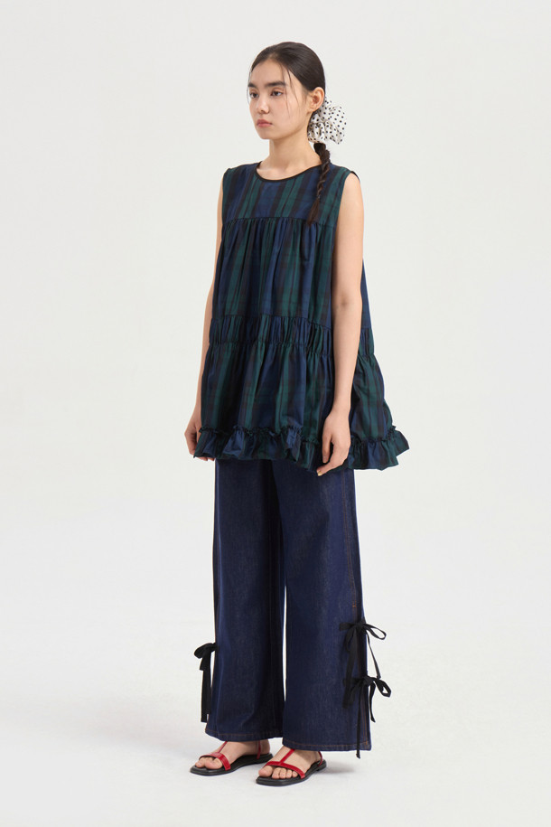 싱그러운 그린 컬러가 돋보이는 [Re-Order] 슬리브리스 체크 셔링 블라우스입니다. 캐주얼하고 걸리시한 무드를 연출하며, 봄, 여름 시즌 데이트룩이나 소풍룩에 제격입니다. 라운드넥에 민소매 디자인으로 시원함을 더하고, A라인 핏과 셔링 디테일, 러플 밑단이 여성스러운 실루엣을 완성합니다. 뒷면 리본 장식으로 포인트를 주어 로맨틱한 분위기를 자아냅니다. 체크 패턴이 밋밋함을 덜어주어 단독으로 착용해도 스타일리시합니다.
