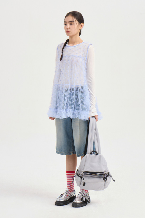 **플라워 자수 셔링 민소매 블라우스 (라이트 블루)**

산뜻한 라이트 블루 컬러의 플라워 자수 셔링 민소매 블라우스입니다. 메쉬 소재로 시원하고, 라운드넥 디자인에 A라인 핏으로 여성스러운 실루엣을 연출합니다. 플라워 자수와 셔링 디테일, 밑단 러플, 뒷면 리본으로 클래식하면서도 유니크한 무드를 더했습니다. 데이트룩, 카페룩, 모임룩 등 다양한 TPO에 활용 가능하며, 레이어드하여 스타일리시하게 연출할 수 있습니다. 봄, 여름 시즌에 로맨틱하고 걸리시한 스타일을 완성해 보세요.
