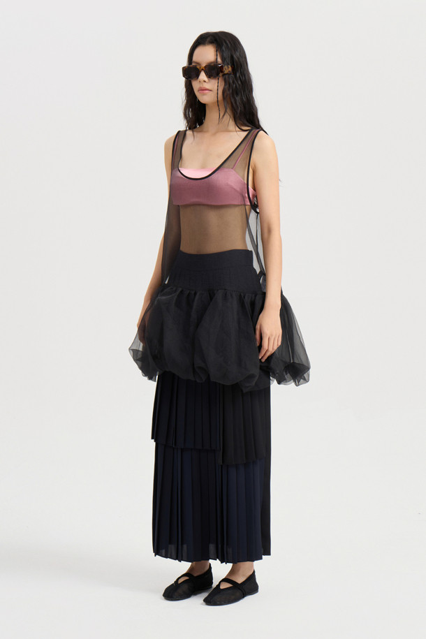 백 리본 볼륨 시어 탑 블라우스 (블랙)는 여성스러운 무드를 연출하는 블라우스입니다. 시스루 소재와 오버핏 디자인으로 유니크하고 캐주얼한 스타일을 완성하며, 봄, 여름 시즌에 활용하기 좋습니다. 얇은 두께감과 라운드넥, 민소매 디자인으로 시원하게 착용할 수 있으며, 밑단 셔링 디테일이 특징입니다. 뒷넥 레터링 테이프가 포인트이며, 레이어드 스타일링으로 다양한 연출이 가능합니다. 데이트룩, 카페룩, 모임룩 등 다양한 TPO에 미니멀하고 시크한 스타일을 더해보세요.
