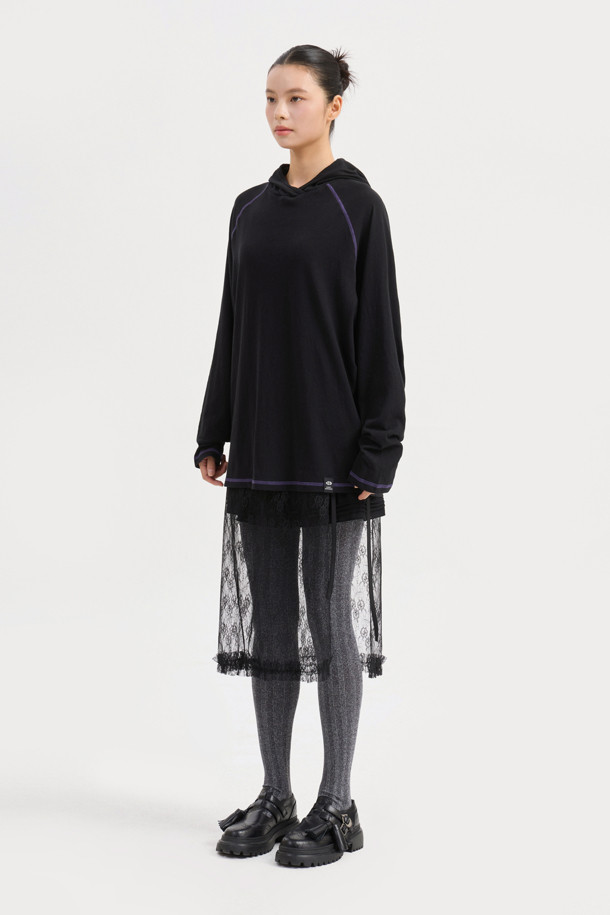 루즈핏 후드 티셔츠 (블랙)는 홑겹 후드 디자인으로 제작되어 가볍고 편안한 착용감을 선사합니다. 암홀과 밑단에 배색 스티치 포인트를 주어 은은한 멋을 더했으며, 밑단 개발 라벨 디테일로 디자인의 완성도를 높였습니다. 캐주얼, 스트리트, 미니멀 스타일을 즐겨 입는 분들께 추천하며, 데일리룩, 집콕룩, 산책룩 등 다양한 TPO에 활용하기 좋습니다. 레귤러 기장의 긴소매 루즈핏으로, 부드러운 촉감의 무지 블랙 컬러가 어떤 옷에도 잘 어울립니다.
