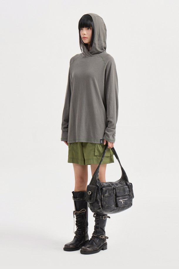 [Re-Order] 루즈 핏 후드 티셔츠 (grey)는 편안한 착용감을 선사하는 캐주얼 스타일의 후드 티셔츠입니다. 얇은 두께감과 부드러운 촉감으로 제작되어, 동네 마실룩, 집콕룩, 산책룩 등 언제 어디서든 편안하게 입기 좋습니다. 홑겹 후드 디자인과 암홀, 밑단 컬러 배색 스티치가 특징이며, 루즈 핏으로 여유로운 실루엣을 연출합니다. 무지 디자인에 밑단 개발 라벨로 포인트를 더한 미니멀, 시티 보이 스타일의 후드 티셔츠입니다. 긴 소매 기장으로 다양한 스타일링이 가능합니다.
